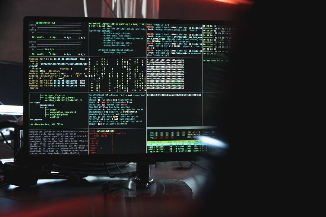 Pengguna menatap layar laptop yang menampilkan tulisan CYBER sebagai simbol keamanan digital