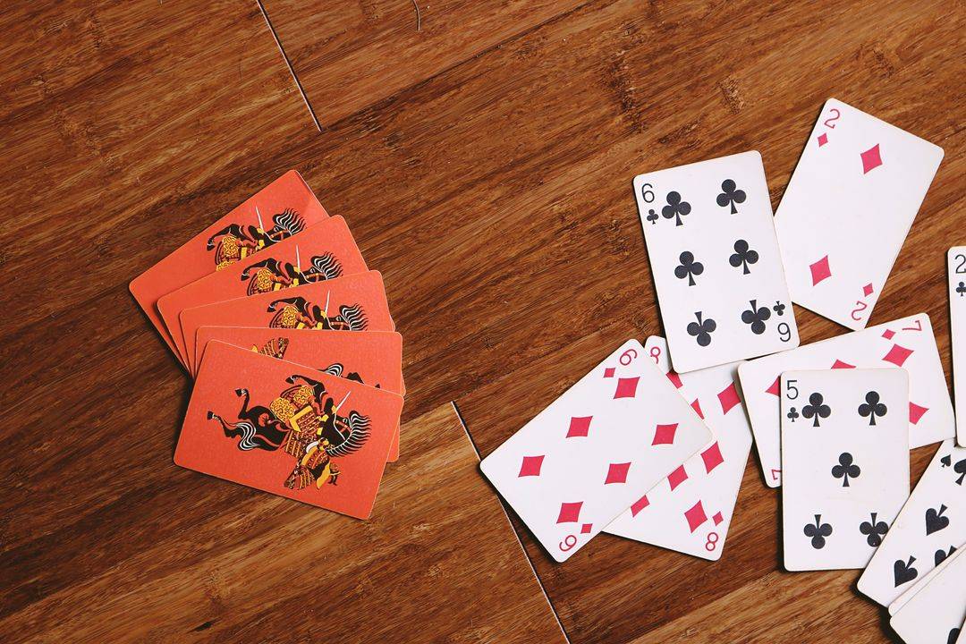 Kartu remi dan chip poker tertata rapi di atas meja
