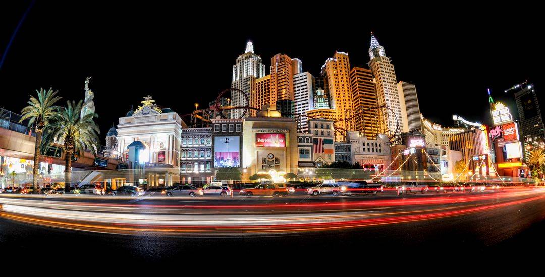 Gedung pencakar langit malam hari